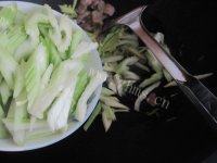 别有风味的西芹炒肉做法图解6)