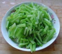 十分诱人的芹菜炒肉做法图解7)