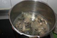 家常菜酸菜猪肚汤做法图解5)