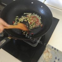 美味的酸菜排骨做法图解4)