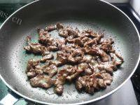 家常菜牛肉炒洋葱做法图解5)