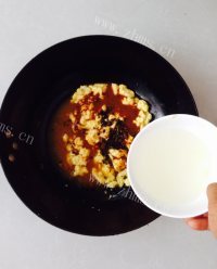 热腾腾的鸡蛋酱拌面做法图解7)