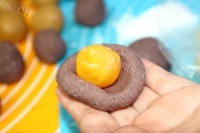 自制广式蛋黄月饼做法图解6)