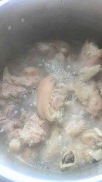 美味的黄豆焖猪脚做法图解2)
