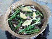 杂鱼煲做法图解2)