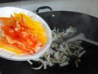 美味的彩椒炒鱿鱼做法图解6)