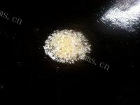 营养丰富的胡萝卜木耳炒肉做法图解6)