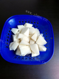 滋补养胃白萝卜羊脚汤做法图解3)