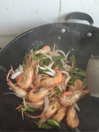 美味的洋葱炒虾做法图解4)