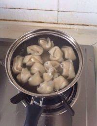 外婆教我做白菜肉馄饨做法图解9)