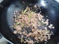 口感丰厚的肉末烧豆腐做法图解7)
