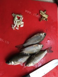 好吃的鲫鱼豆腐汤做法图解1)
