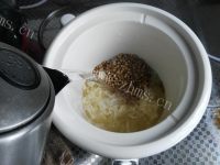 桃胶蔓越莓薏仁羹做法图解6)