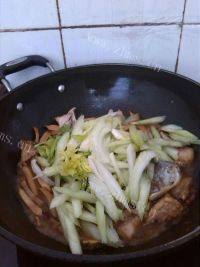 「DIY美食」豆干芹菜焖咸鱼做法图解9)