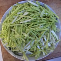 家常菜鸡蛋炒蒜苗做法图解1)