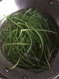 美味的芹菜猪肉馅饺子做法图解5)