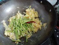 家常菜蒜薹炒鸡蛋做法图解6)