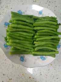 热腾腾的蒜泥豇豆做法图解6)