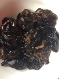 在家做凉拌黑木耳做法图解2)