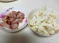 家常菜腊肉炒花菜做法图解2)