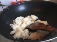 可口的榆钱三文鱼炒饭做法图解9)