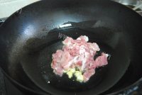 好吃的豆腐泡炒肉片做法图解3)