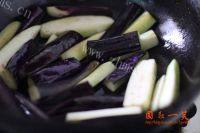 营养丰富的茄子烧豆角做法图解2)