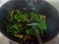 家常菜蒜苗炒腊肉做法图解14)