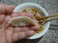 美味的榨菜猪肉馅锅贴做法图解8)