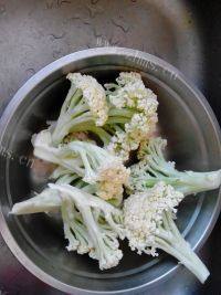 家常菜干煸菜花做法图解1)