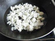 菜花炒肉片自制做法图解2)