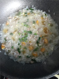 色泽鲜亮的皮蛋瘦肉粥做法图解4)