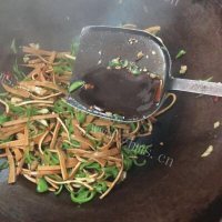 家常菜青椒豆干做法图解7)