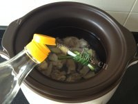 营养淮山炖鸡汤做法图解5)