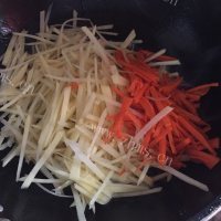 家常菜胡萝卜土豆丝做法图解6)