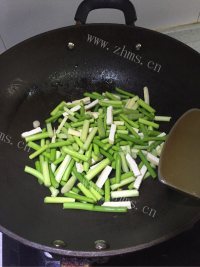 家常菜蒜苗炒豆干做法图解3)