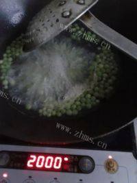 好吃的豌豆粒蛋炒饭做法图解3)