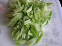 怀念的芹菜炒肉做法图解2)