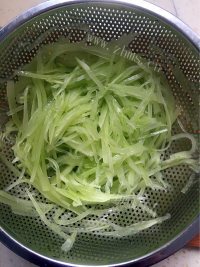 家常菜炒莴笋丝做法图解6)