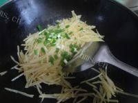 口感极佳的椒香土豆丝做法图解6)