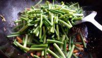 家常菜蒜苔肉丝做法图解8)
