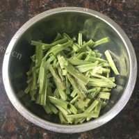 贡菜炒肉丝做法图解1)
