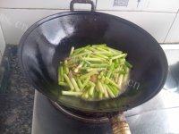 很有食欲的咸肉炒蒜苗做法图解7)