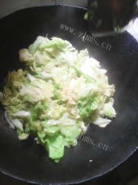 家常菜虾皮炒包菜做法图解5)