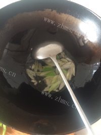 家常菜素炒茄条做法图解3)