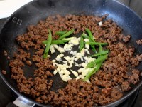 家庭版干煸四季豆做法图解8)