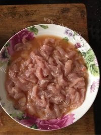 好吃的青椒肉丝做法图解2)