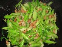家常菜芹菜炒虾仁做法图解8)