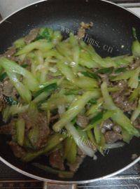 香鲜至极的西芹炒牛肉做法图解8)