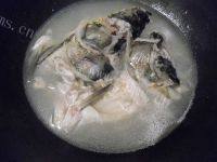 「美味可口」鱼头豆腐汤做法图解8)